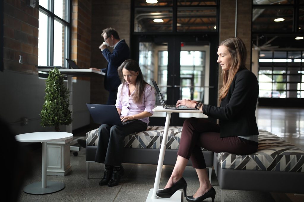 Consultants at work in an office during the realization phase of an SAP S/4HANA programme