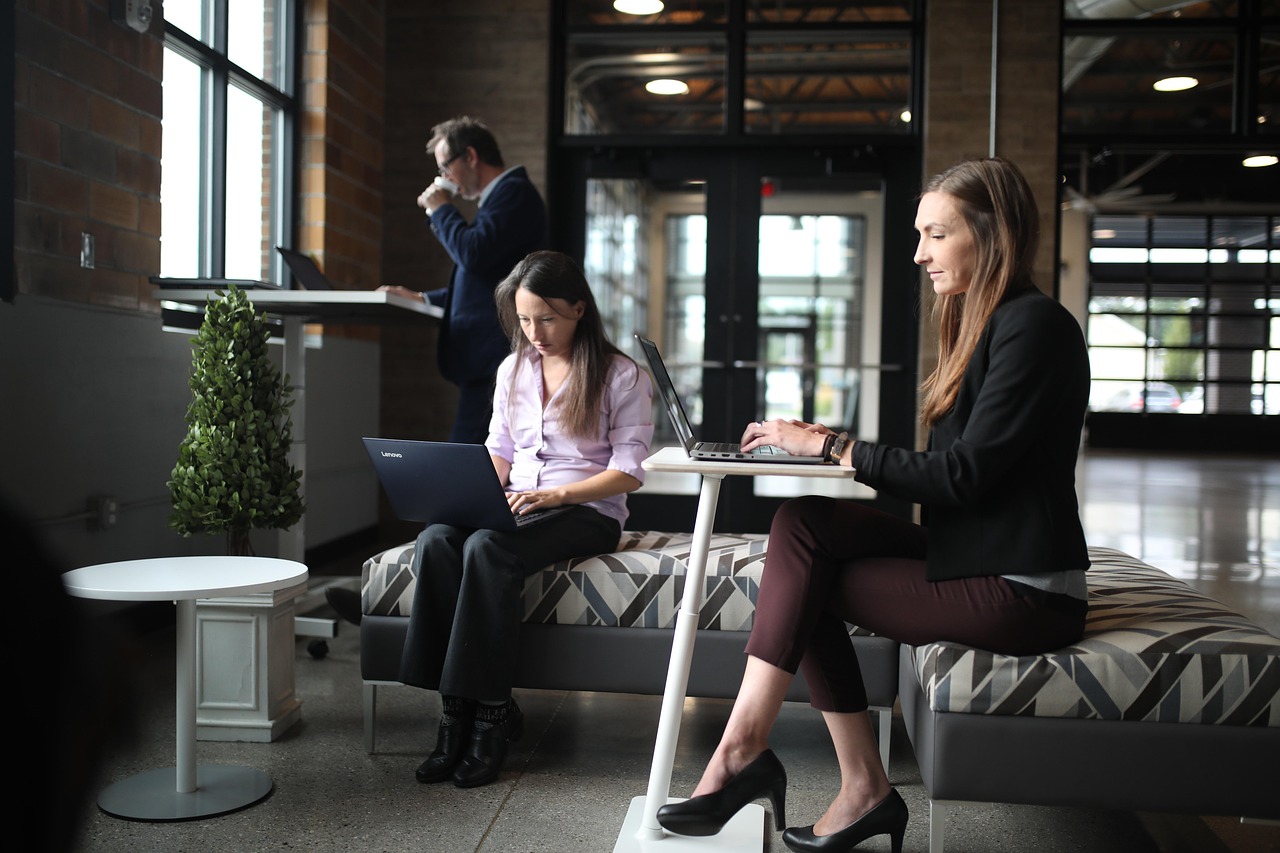 Consultants at work in an office during the realization phase of an SAP S/4HANA programme